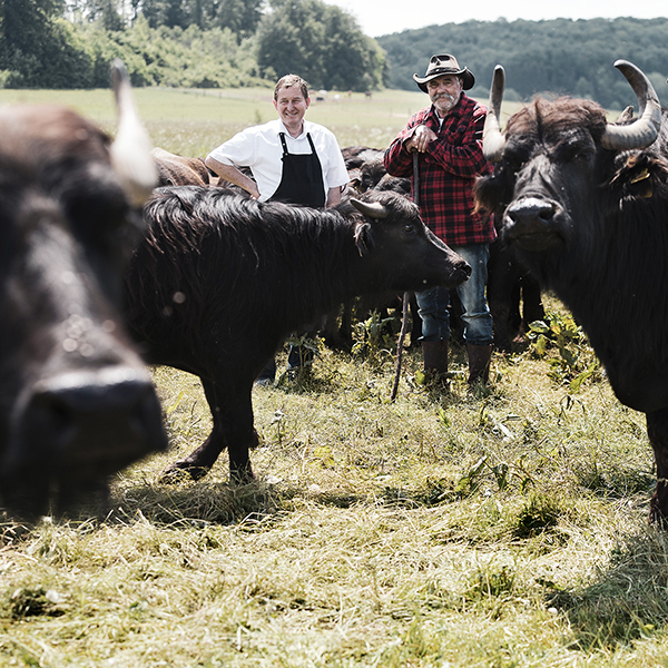 reportage fotofrafie Bauer Büffel Weide